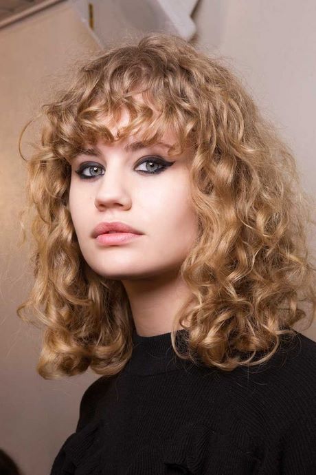 Coupe cheveux frisés mi long femme