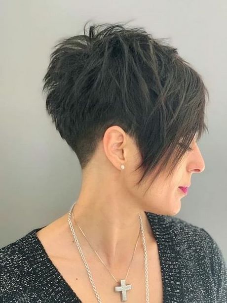 Coupe courte femme meche longue