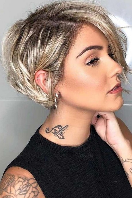 Coupe de cheveux asymétrique femme 2022