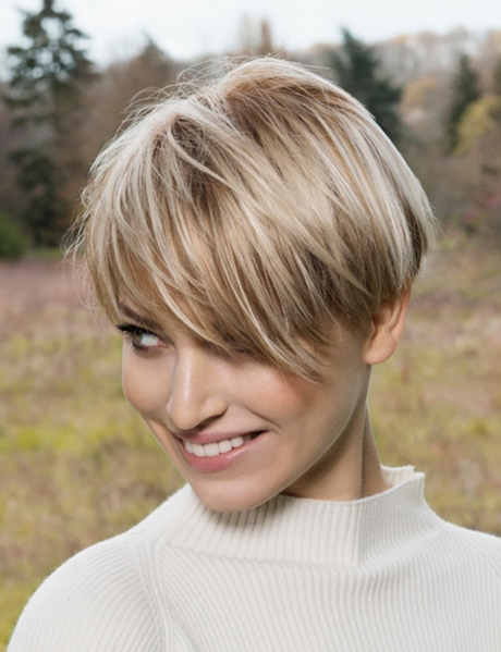 Coupe de cheveux court asymétrique femme