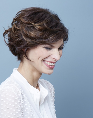 Coupe de cheveux gris femme 60 ans