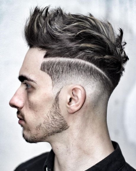 Coupe intermédiaire pour laisser pousser les cheveux homme