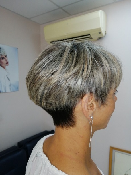 Meche blonde coupe courte