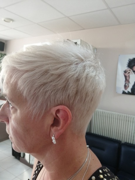 Meche blonde coupe courte