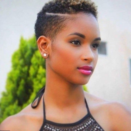 Cheveux courts crepus femme noire