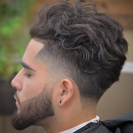 Cheveux ondulés homme