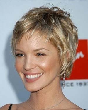 Coupe de cheveux courte pour femme de 45 ans