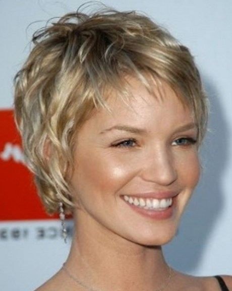 Coupe de cheveux courte pour femme de 45 ans