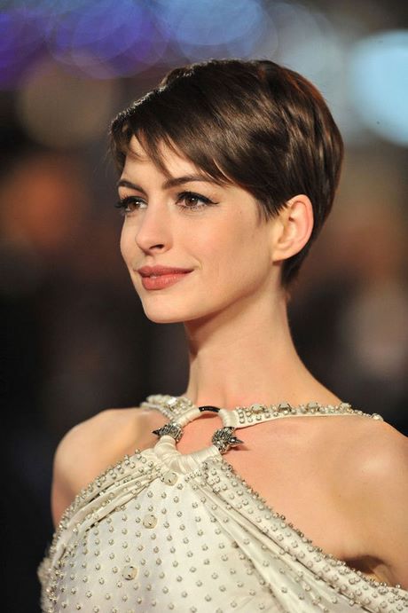 Anne hathaway cheveux courts