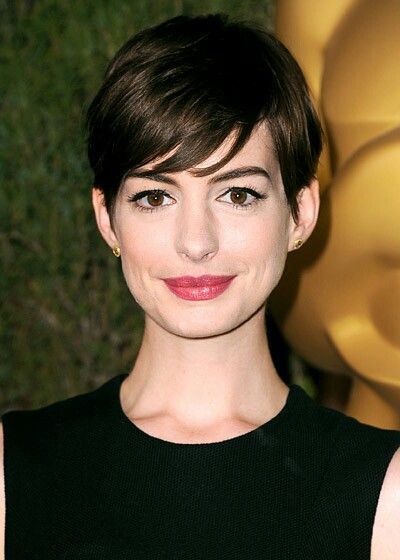 Anne hathaway cheveux courts