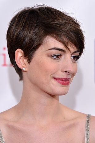 Anne hathaway coupe courte