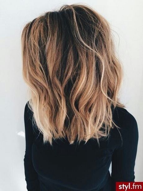 Blonde cheveux mi long