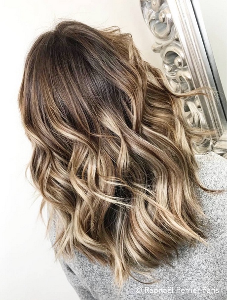 Carré long balayage blond