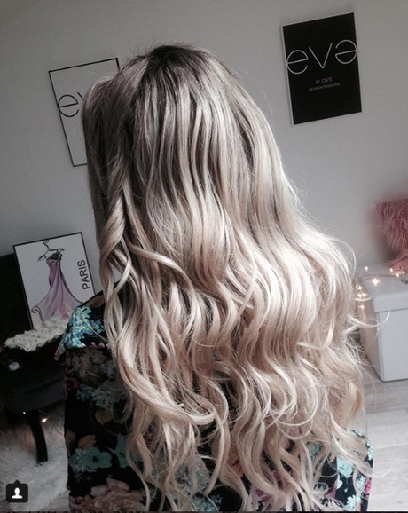 Carré long balayage blond