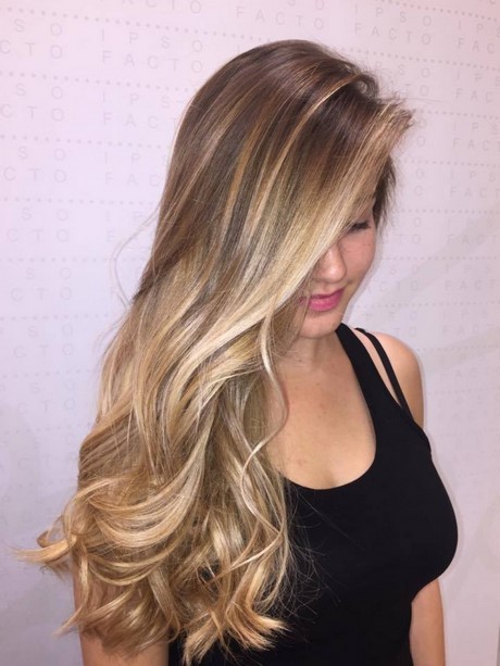 Carré long balayage blond