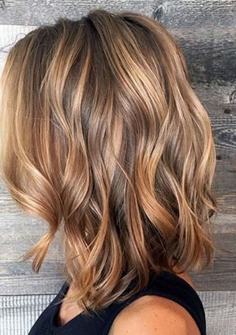 Carré plongeant balayage blond