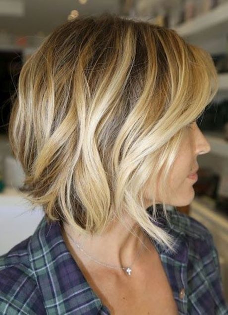 Carré plongeant balayage blond