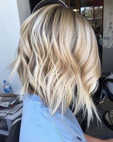 Carré plongeant balayage blond