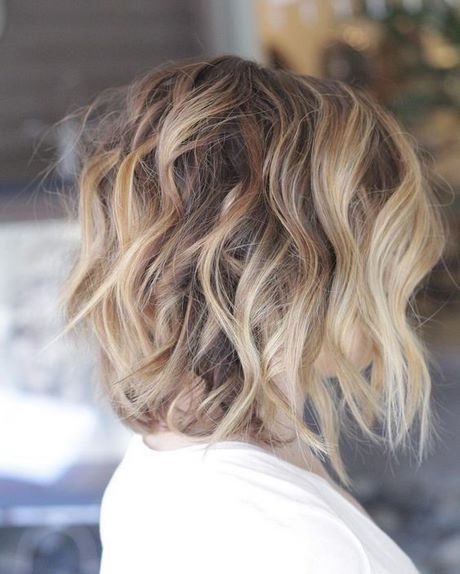 Carré plongeant balayage blond