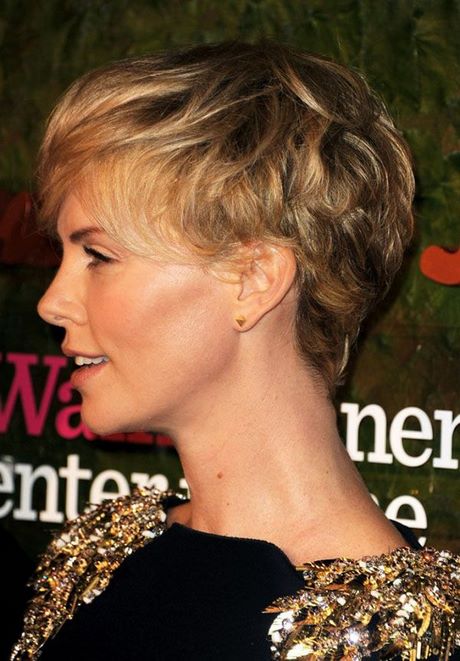 Charlize theron cheveux courts