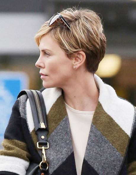 Charlize theron cheveux courts