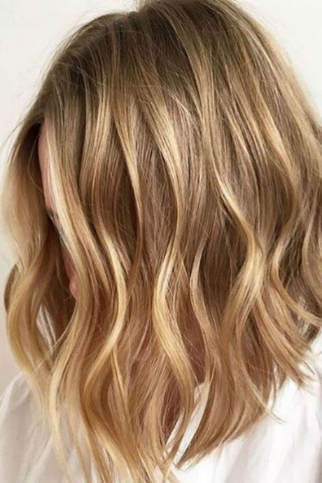 Cheveux blond mi long