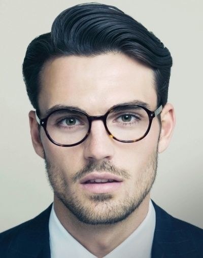 Coiffure homme court coté long dessus
