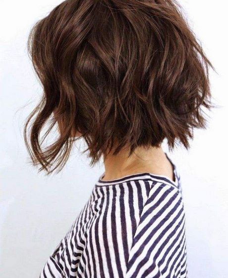 Coupe cheveux court femme brune