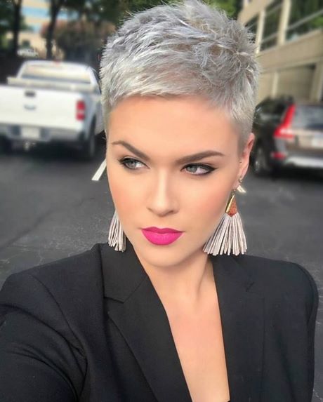 Coupe cheveux gris court femme