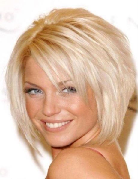 Coupe courte blonde visage rond