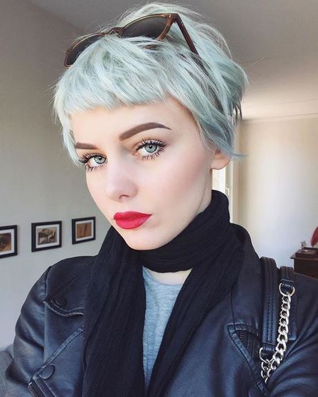 Coupe courte cheveux gris femme