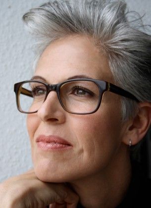 Coupe de cheveux court femme 60 ans avec lunettes