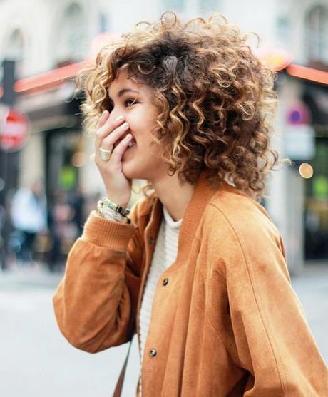 Coupe de cheveux court femme 70 ans avec lunettes