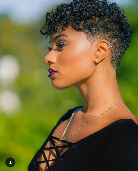 Coupe de cheveux courte femme noire visage rond