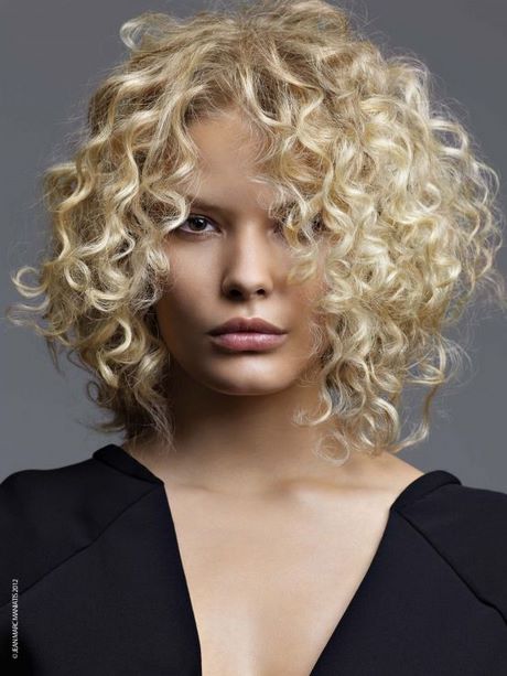 Coupe de cheveux frisés femme 50 ans