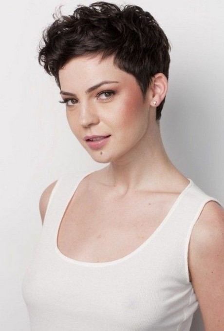 Coupe pixie cheveux epais