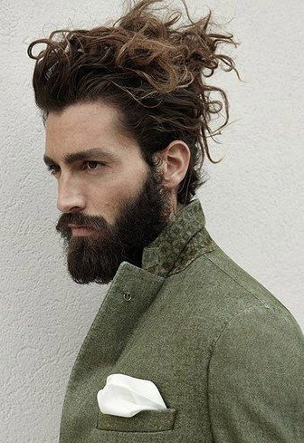 Homme cheveux long attaché