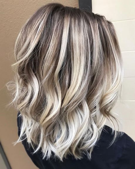 Tie and dye blond cheveux court